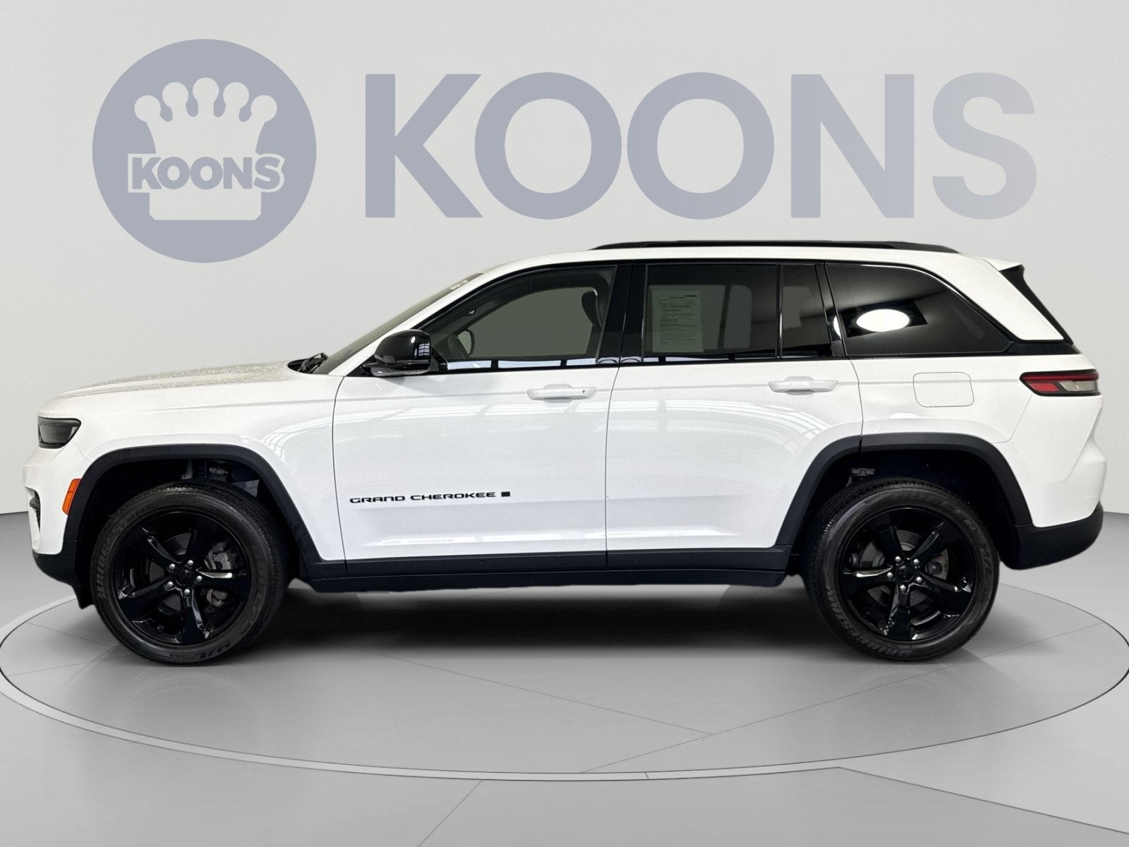 2023 Jeep Grand Cherokee — side profile view