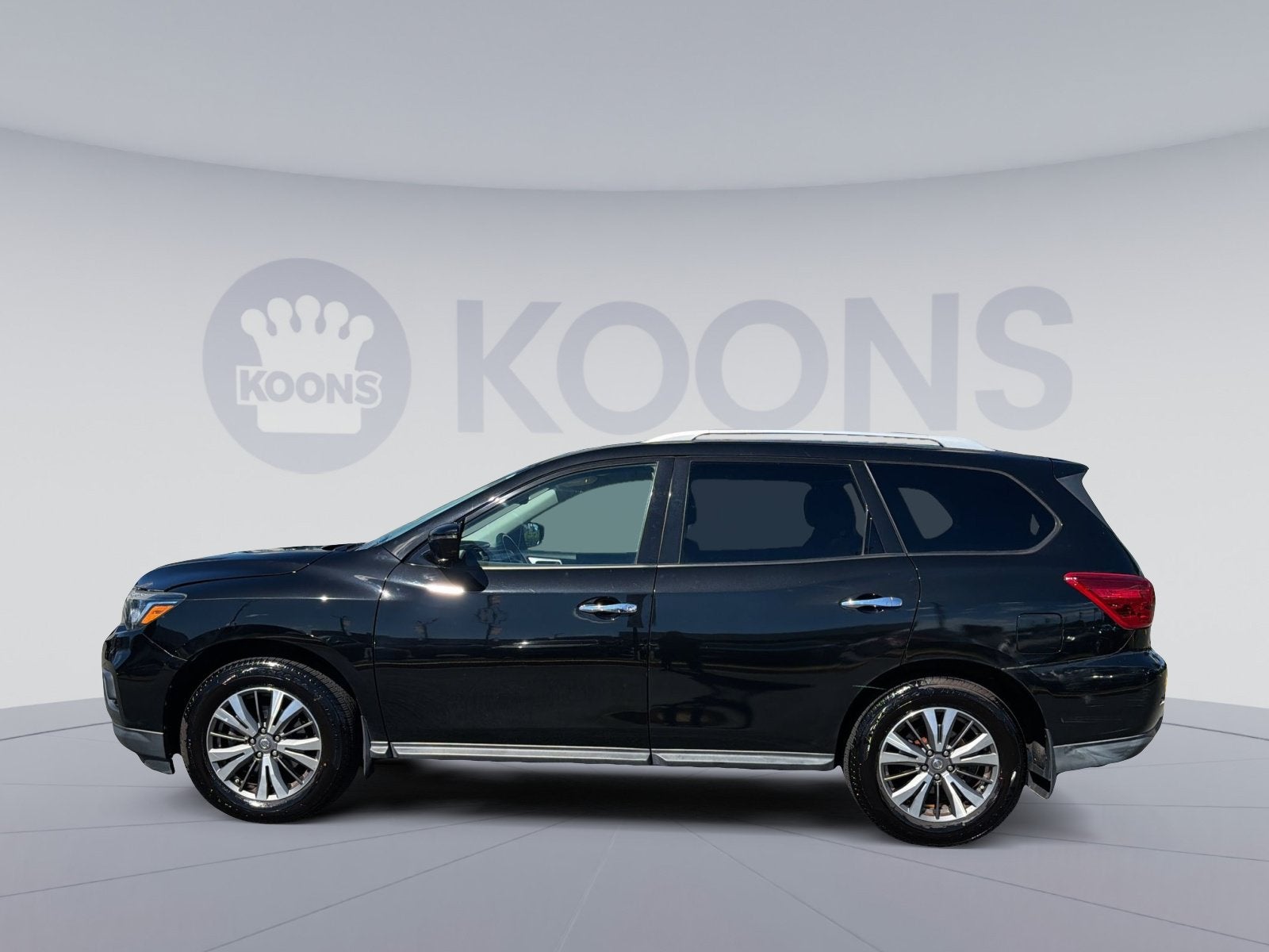 2017 Nissan Pathfinder — side profile view