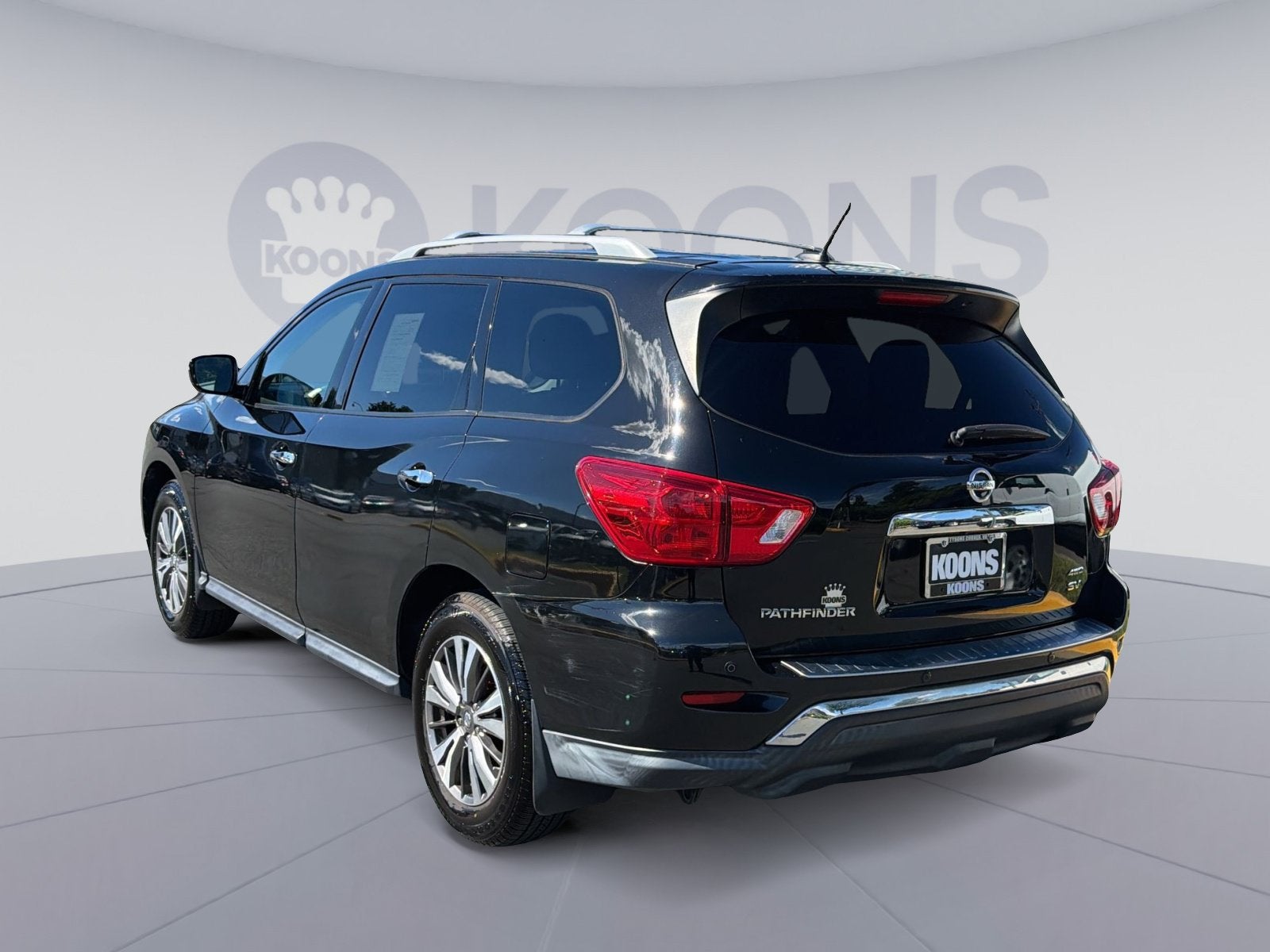 2017 Nissan Pathfinder — rear three-quarter view